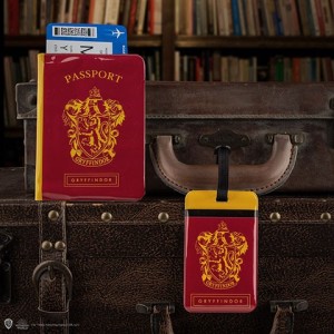 Harry Potter- Passport holder and badge for the Gryffindor suitcase