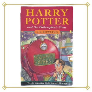 Libro Harry Potter and the Philosopher Stone edizione 25 anniversario firmato da Thomas Taylor