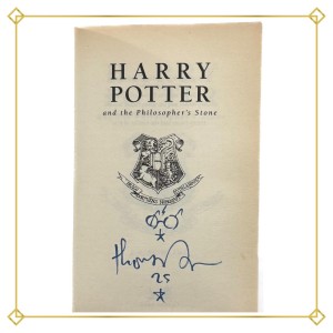 Libro Harry Potter and the Philosopher Stone edizione 25 anniversario firmato da Thomas Taylor