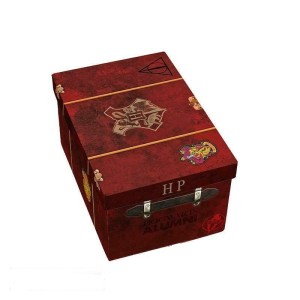 Der Koffer von Harry, eine Reihe von 3D Tassen plus der 3D Schlüsselanhänger und die Brosche