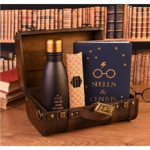 Harry Potter Hogwarts Box mit einem hölzernen Koffer